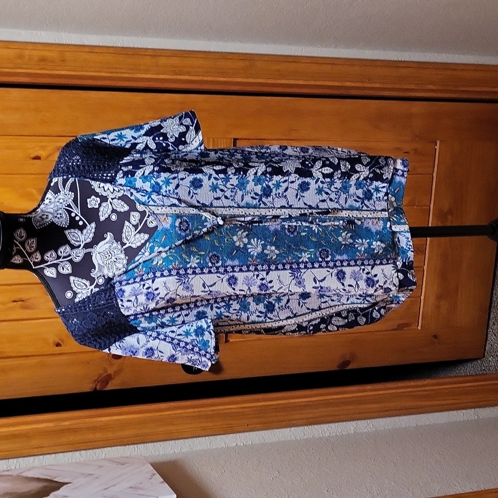 EUC Blue and green blouse. Size Large